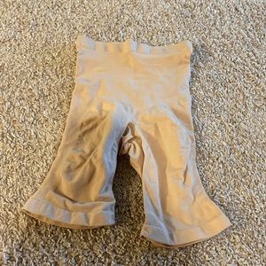 NWOT SKIMS mid thigh Shapewear